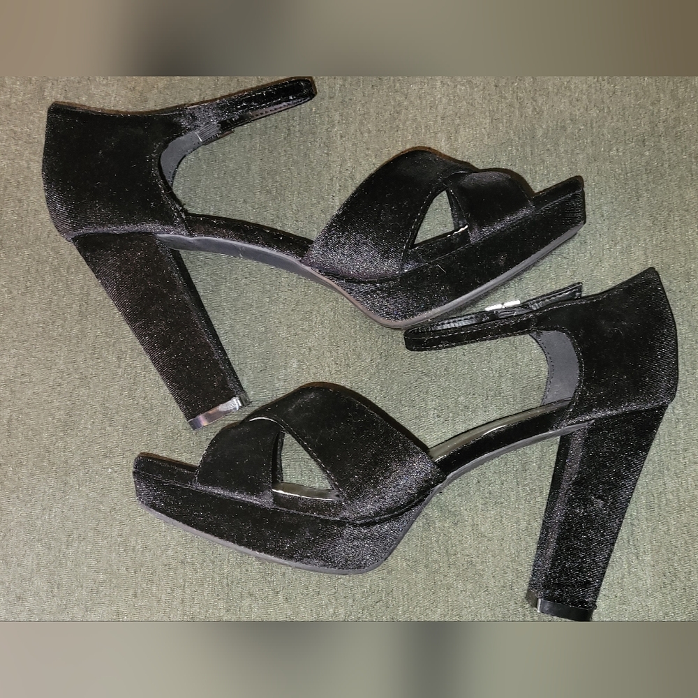 Torta Caliente velvet heels